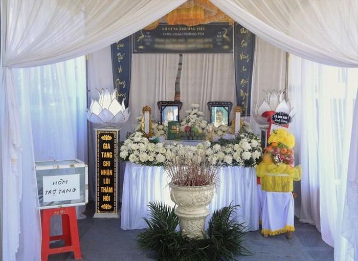 Trên bàn thờ, 2 di ảnh mẹ con đặt cạnh nhau khiến bất cứ ai đến viếng cũng không khỏi nghẹn lòng.