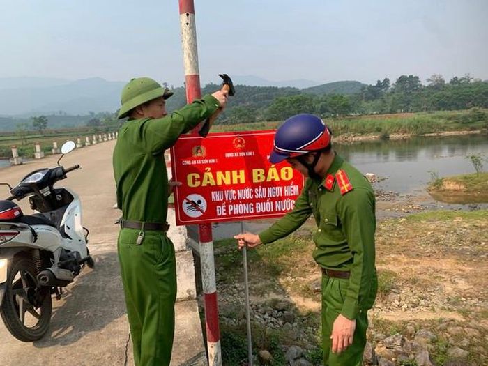 Chính quyền xã Sơn Kim 1 đã cắm biển cảnh báo tại những khu vực nước sâu nhưng tai nạn vẫn diễn ra.