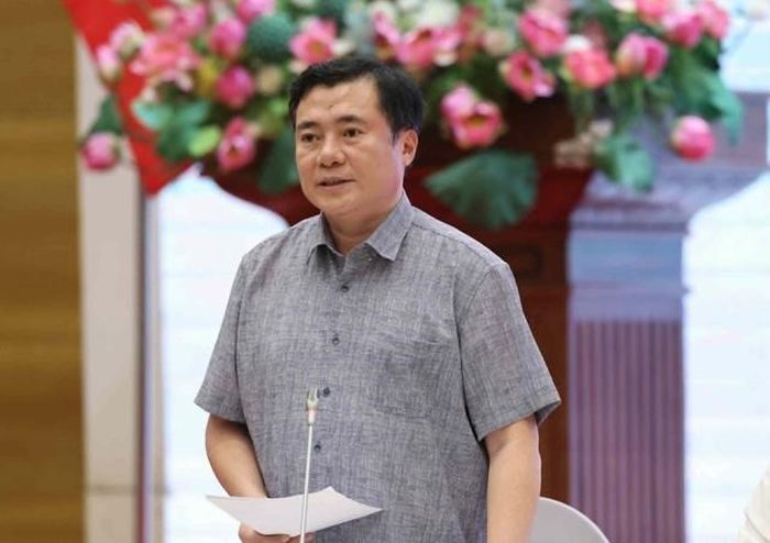 Thứ trưởng Bộ Công Thương Nguyễn Sinh Nhật Tân trả lời tại họp báo (Ảnh: QP).