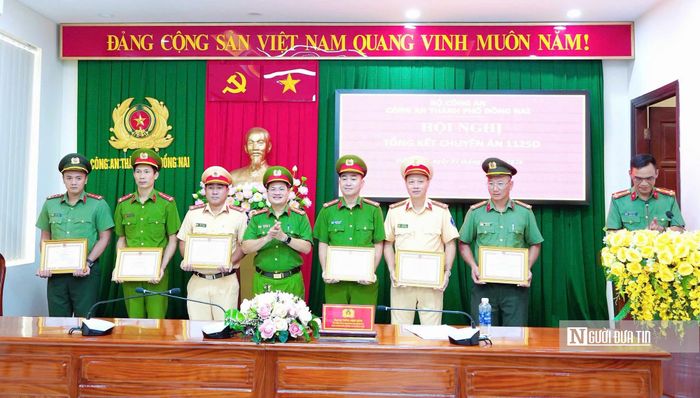 Thừa ủy quyền, Đại tá Trần Anh Sơn, Phó Giám đốc Công an thành phố trao tặng Bằng khen của Chủ tịch UBND thành phố và Giám đốc Công an thành phố cho các tập thể, cá nhân có thành tích xuất sắc trong đấu tranh Chuyên án
