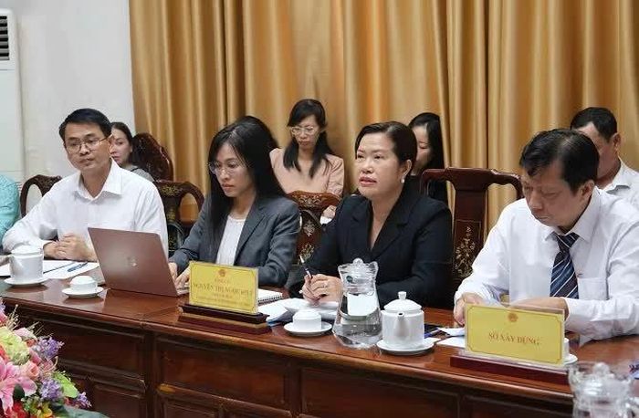 Phó Chủ tịch UBND TP Cần Thơ Nguyễn Thị Ngọc Điệp (thứ 2 từ phải sang).