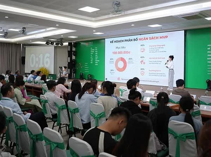Thuyết minh về dự án trước Ban giám khảo.