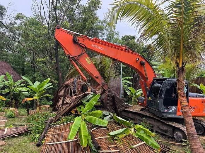 Tiến hành tháo dỡ các hạng mục trong điểm du lịch.