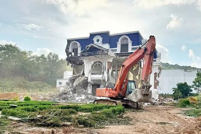 Ngôi biệt thự xây trên diện tích 15.690m2 trên đất công và đất quốc phòng đã bị cưỡng chế trước đó.