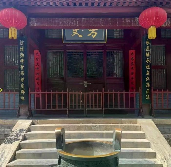 Nơi ở của Phương trượng Thích Vĩnh Tín, bên ngoài treo đôi câu đối bắt đầu bằng hai chữ "Vĩnh" và "Tín". Ảnh: Sohu.