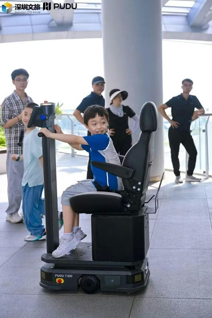 Robot đưa đón khách. Ảnh: Singtao.