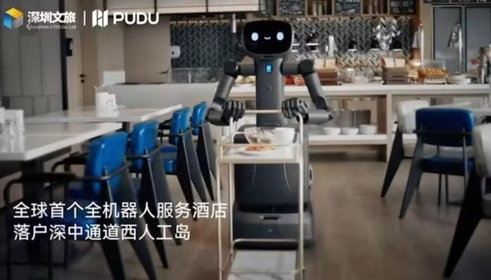 Robot phục vụ đồ ăn. Ảnh: Singtao.