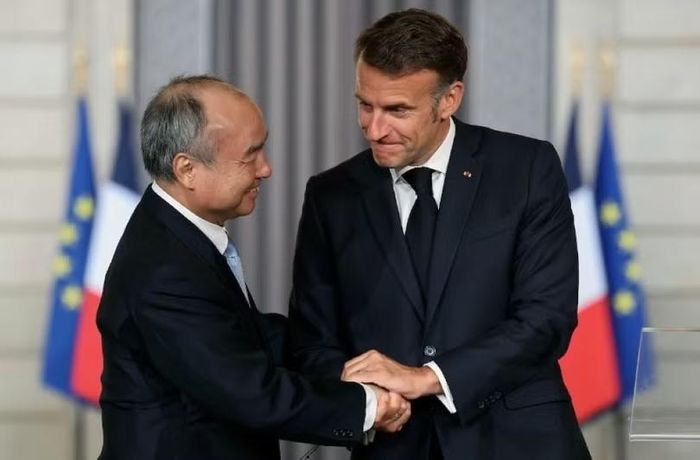 Masayoshi Son và Tổng thống Pháp Macron. Ảnh: Sina.