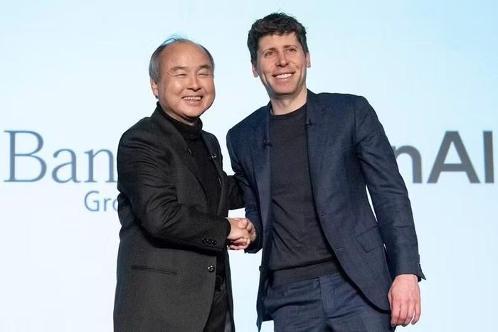 Masayoshi Son cùng ông chủ OpenAI Sam Altman. Ảnh: Sohu.