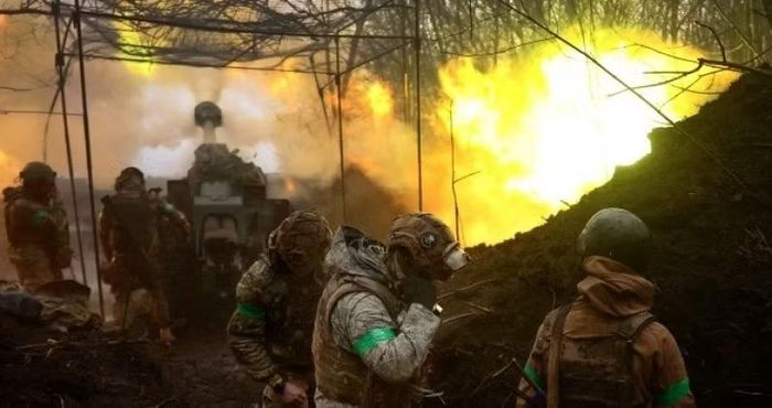 Binh sĩ Ukraine trong cuộc tấn công pháo binh vào lực lượng Nga. Ảnh: MW.