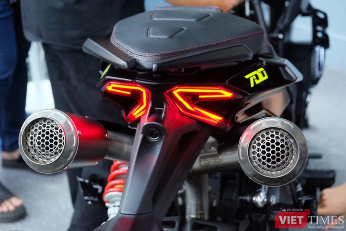 Một trong những điểm nhấn đáng chú ý nhất là hệ thống ống xả đôi Akrapovic đặt cao phía sau. Cách bố trí này gợi liên tưởng đến một số mẫu mô tô Ducati có thiết kế ống xả tương tự như Panigale V4 R hay Streetfighter V2 S.