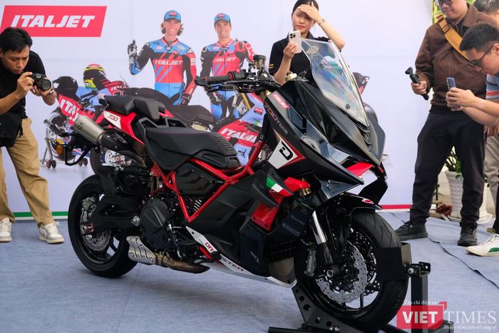 Về thiết kế, Dragster 700 Twin tiếp tục theo đuổi phong cách cơ khí đặc trưng của Italjet với bộ khung thép mắt cáo lộ thiên, các chi tiết thân xe được tạo hình sắc cạnh và nhiều chi tiết khí động học.