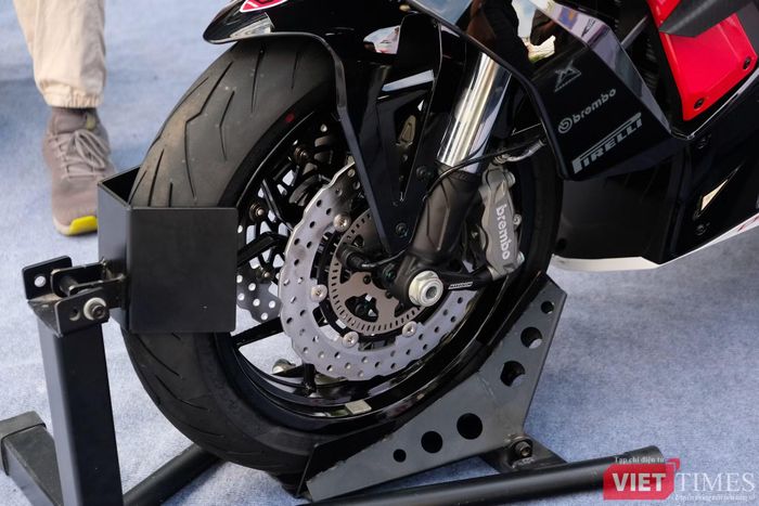 Trang bị an toàn gồm hệ thống phanh Brembo với đĩa đôi thủy lực phía trước, phanh đĩa phía sau và ABS trên cả 2 bánh. Đây là cấu hình thường xuất hiện trên các mẫu mô tô thể thao cỡ trung thay vì xe tay ga thông thường.