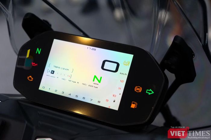 Bên cạnh các trang bị cơ khí, Dragster 700 Twin được trang bị màn hình LCD màu 5 inch, kết nối Bluetooth, hệ thống giám sát áp suất lốp, kiểm soát lực kéo và khả năng hỗ trợ dẫn đường.