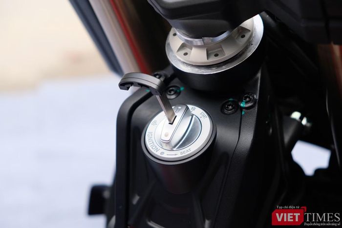 Mức giá này đưa Dragster 700 vào nhóm mô tô cao cấp, ngang tầm với các mẫu xe 800 cc đến từ châu Âu như Triumph Street Triple 765 R (414 triệu đồng), Triumph Street Triple 765 RS (445 triệu đồng) hay Ducati Monster (439 triệu đồng).