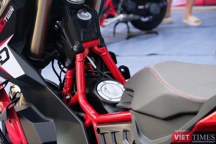 Tại Việt Nam, Italjet Dragster 700 Twin Premium Edition được phân phối với giá 428 triệu đồng. Theo Rebel Motor, đơn vị phân phối thương hiệu Italjet tại Việt Nam, chỉ 25 chiếc Dragster 700 Twin Premium Edition được đưa về nước.