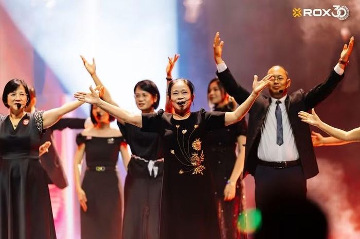 Cô Đào Thị Lộc (giữa) cùng những người đồng hành bền bỉ trên hành trình ba thập kỷ