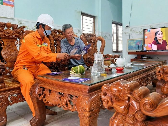 Công nhân Công ty Điện lực Lâm Đồng tuyên truyền an toàn điện, tiết kiệm điện cho người dân. Ảnh: Thiên Phương