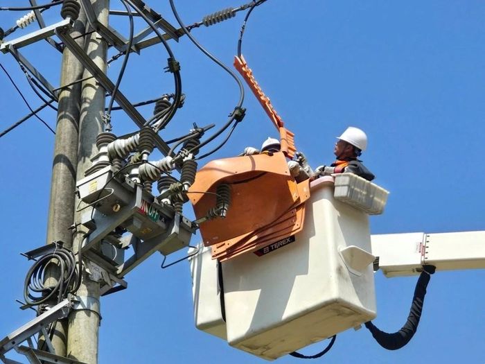 Trong điều kiện thời tiết nắng nóng cực điểm, nhân viên Hotline vẫn sửa chữa điện nóng trên đường dây đang mang điện nhằm bảo đảm cung cấp điện liên tục, hạn chế tối đa gián đoạn cấp điện cho khách hàng. Ảnh: Thúy Hằng/Bnews/Vnanet.vn