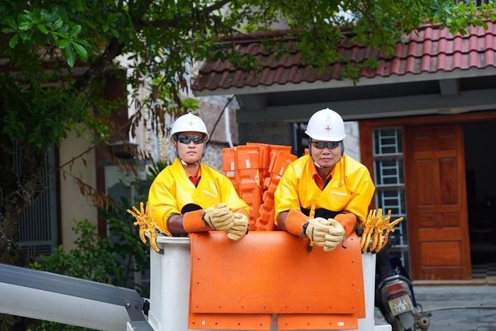 Trang phục bảo hộ lao động của các nhân viên Đội sửa chữa Hotline Công ty Điện lực Tuyên Quang khi làm việc trên đường dây 22Kv. Ảnh: Uyên Hương/Bnews/Vnanet.vn