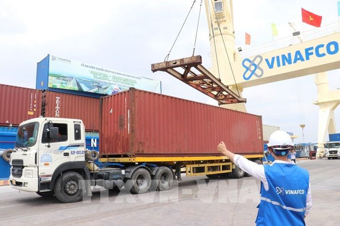 VINAFO đang phát triển mô hình dịch vụ logistics kết nối đồng bộ giữa kho bãi – cầu cảng – vận tải thủy – vận tải đường bộ, nhằm cung cấp giải pháp vận chuyển liền mạch, tối ưu chi phí và nâng cao hiệu quả chuỗi cung ứng. Ảnh minh họa: Bùi Giang - TTXVN.