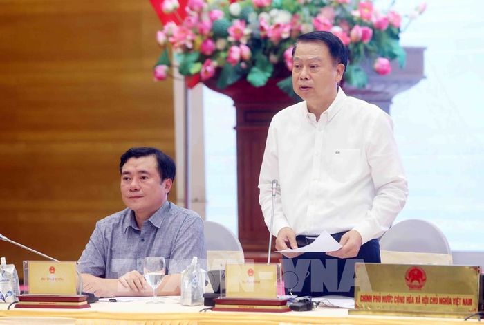 Thứ trưởng Bộ Tài chính Nguyễn Đức Chi trả lời câu hỏi của phóng viên các cơ quan thông tấn, báo chí. Ảnh: Phạm Kiên – TTXVN