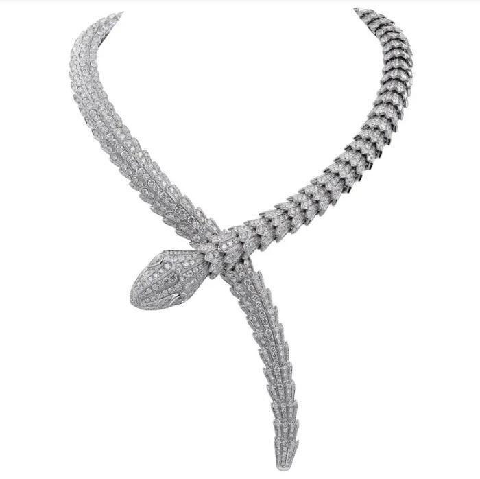 Dua Lipa lựa chọn vòng cổ Serpenti High Jewelry của Bulgari, chế tác từ vàng trắng 18 karat. 