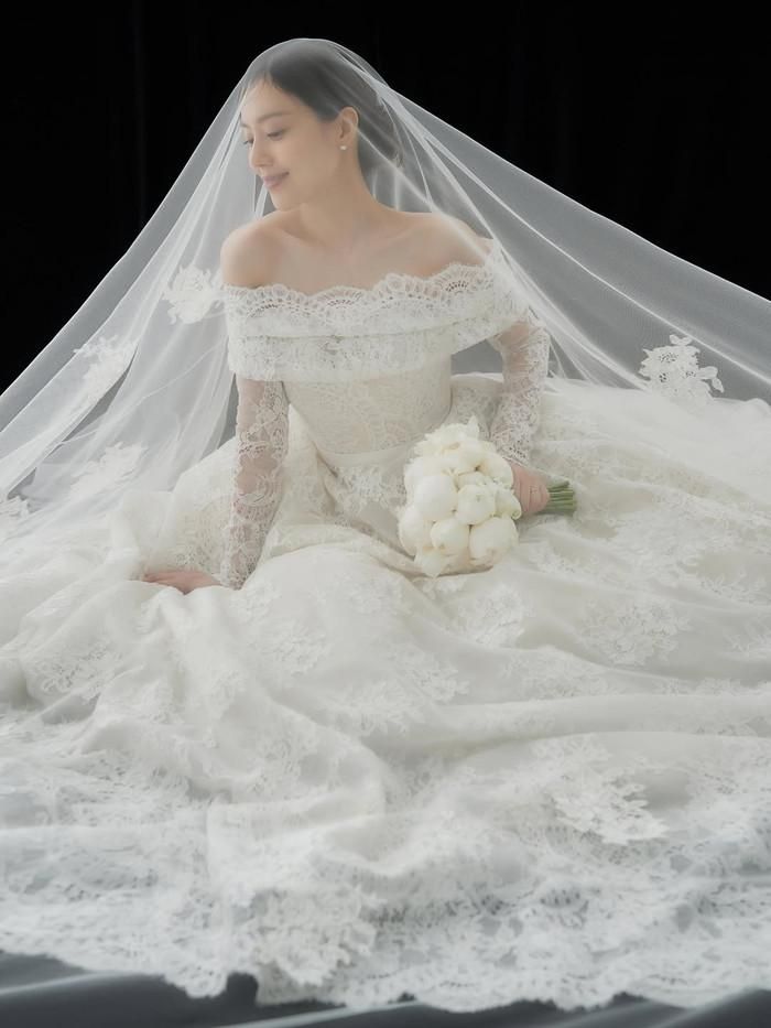 Moon Chae Won nở nụ cười hạnh phúc khi chụp ảnh cưới. Ảnh: IGNV