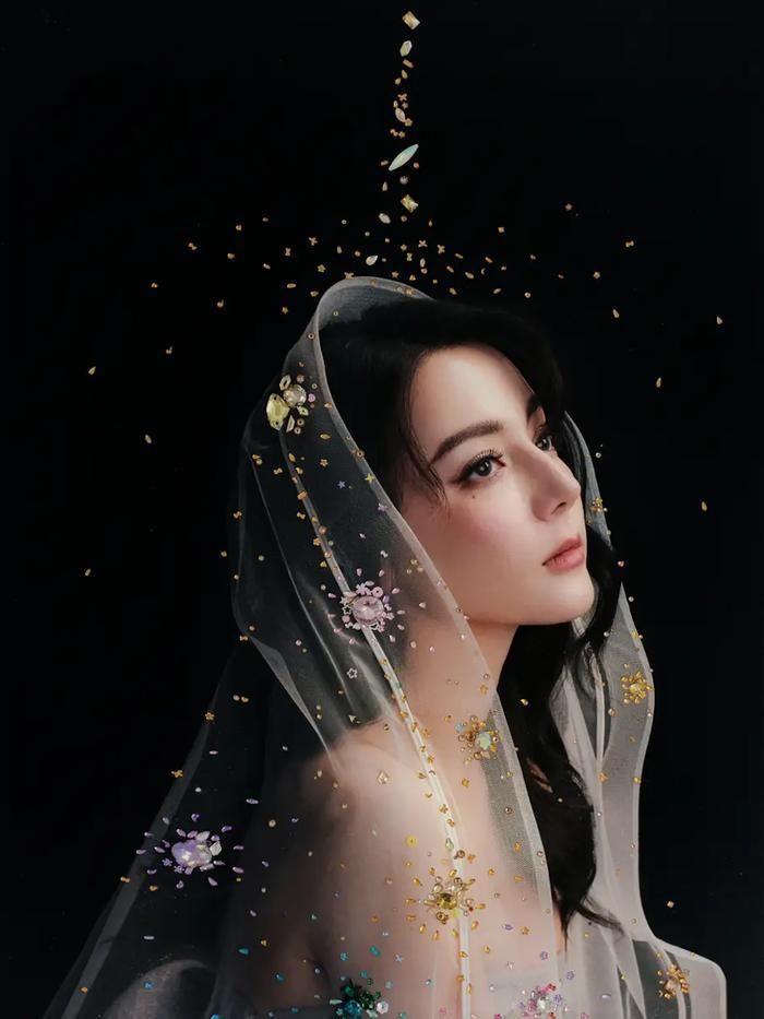 Với loạt ảnh sinh nhật lần này, Địch Lệ Nhiệt Ba đã mang đến một bộ ảnh giàu tính nghệ thuật.