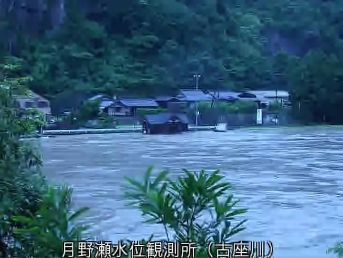 Hình ảnh sông Koza được chụp từ video hôm thứ Tư sau khi Cơ quan Khí tượng Nhật Bản và tỉnh Wakayama ban hành cảnh báo lũ lụt đặc biệt cấp 5 - cấp cao nhất. Cảnh báo sau đó đã được hạ xuống cấp 2, nhưng các quan chức vẫn tiếp tục kêu gọi người dân cảnh giác với mực nước sông dâng cao và nguy cơ lũ lụt. (Ảnh: TỈNH WAKAYAMA / QUA JIJI) 