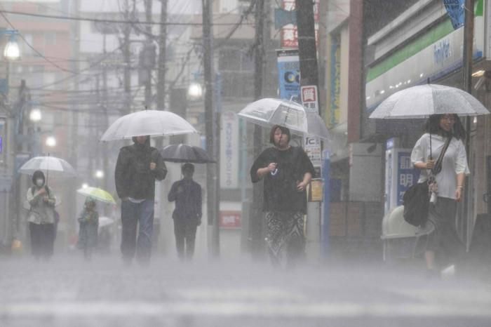 Người dân di chuyển trong mưa lớn do bão nhiệt đới Jangmi gây ra ở Kawasaki hôm thứ Tư. (Ảnh: AFP-JIJI) 