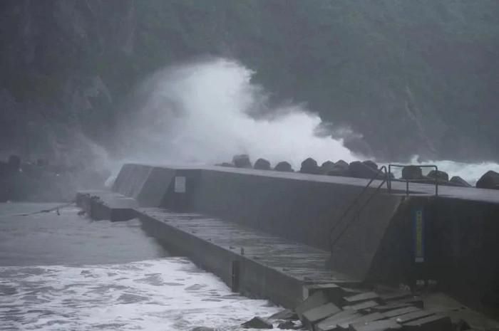 Sóng lớn xuất hiện tại thành phố Kushima, tỉnh Miyazaki vào sáng 2/6. Ảnh: Japan Times. 