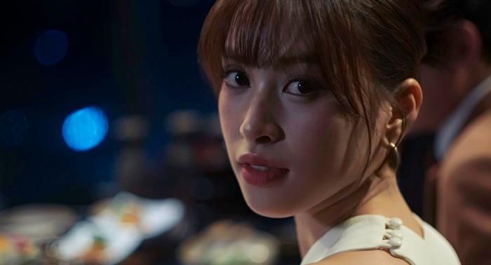 Tiểu Vy cũng cho thấy nỗ lực làm mới hình ảnh bằng một vai diễn đòi hỏi chiều sâu cảm xúc.