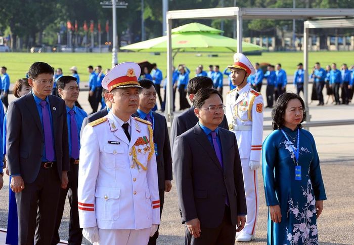 Ủy viên TƯ Đảng, Phó Chủ tịch UBTƯ MTTQ VIệt Nam, Chủ tịch Tổng Liên đoàn Lao động Việt Nam Nguyễn Anh Tuấn (giữa) dẫn đầu đoàn đại biểu vào Lăng viếng Chủ tịch Hồ Chí Minh.
