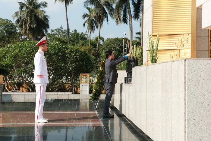 Sau lễ viếng lăng Chủ tịch Hồ Chí Minh, các đại biểu đến đặt vòng hoa tại Đài tưởng niệm các Anh hùng liệt sĩ trên đường Bắc Sơn (Hà Nội).