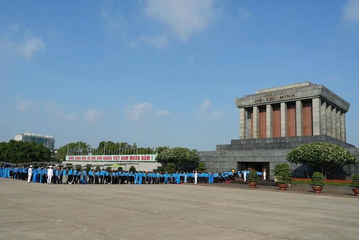 Đoàn đại biểu dự Đại hội Công đoàn Việt Nam XIV viếng Lăng Chủ tịch Hồ Chí Minh