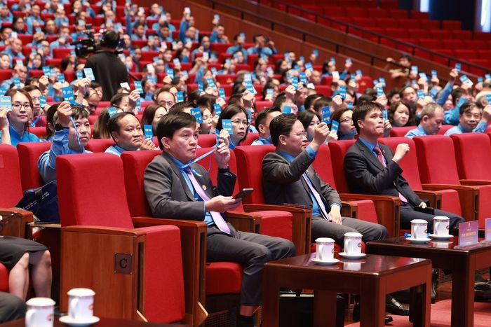 Ủy viên TƯ Đảng, Phó Chủ tịch UBTƯ MTTQ Việt Nam, Chủ tịch Tổng LĐLĐ Việt Nam Nguyễn Anh Tuấn (hàng đầu, giữa) và các đại biểu biểu quyết bầu Đoàn Chủ tịch điều hành Đại hội