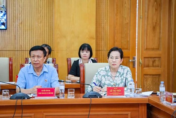Bà Lê Thị Thủy (bìa phải), Ủy viên TƯ Đảng, Phó Chủ tịch UBTƯ MTTQ Việt Nam, Chủ tịch Hội LHPN Việt Nam và các đại biểu dự hội nghị