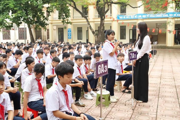 Nhiều câu hỏi, tình huống thực tế đã được các em học sinh trao đổi cùng trợ giúp viên pháp lý. Qua đó giúp các em hiểu sâu sắc hơn về trách nhiệm của bản thân trong việc chấp hành pháp luật, nói không với ma túy, thuốc lá điện tử và bạo lực học đường