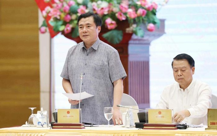 Thứ trưởng Bộ Công Thương Nguyễn Sinh Nhật Tân phát biểu tại cuộc họp báo