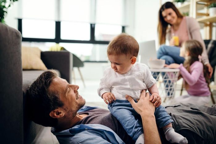 Nghiên cứu tại Mỹ cho thấy, những ông bố có bằng đại học và con nhỏ hiện giảm trung bình 6 giờ làm việc/tuần để đổi lại hơn 4 giờ chăm sóc gia đình, con cái.