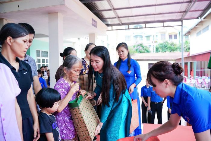 Bà Đoàn Thu Hà, Phó Bí thư Tỉnh ủy, Trưởng Đoàn đại biểu Quốc hội tỉnh, Chủ tịch Ủy ban MTTQ Việt Nam tỉnh, trao quà cho các gia đình có hoàn cảnh khó khăn. Ảnh: LS