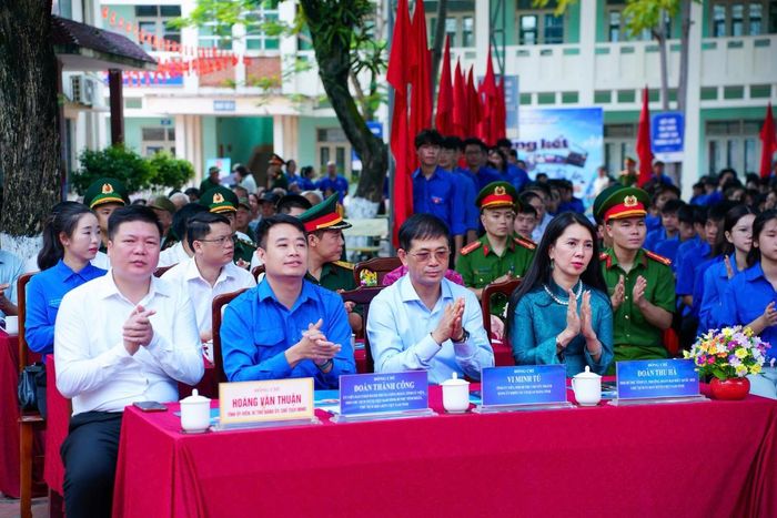 Các đại biểu tham dự chương trình.