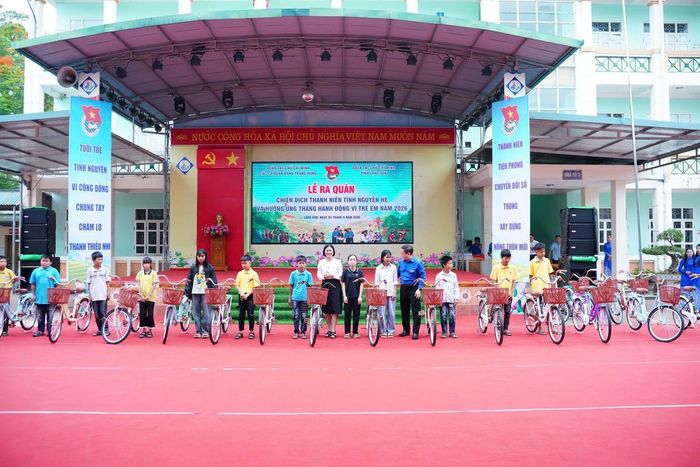 Các em thiếu nhi Lạng Sơn nhận quà của Ban tổ chức. Ảnh: LS