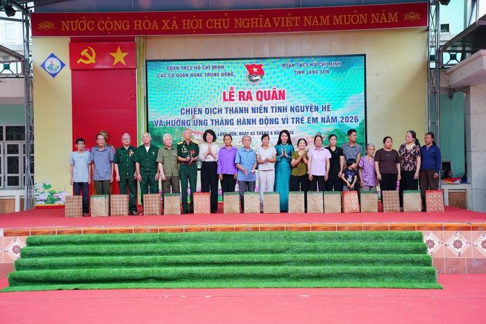 Các đồng chí lãnh đạo Trung ương, địa phương tặng quà Nhân dân vùng biên giới Lạng Sơn.
