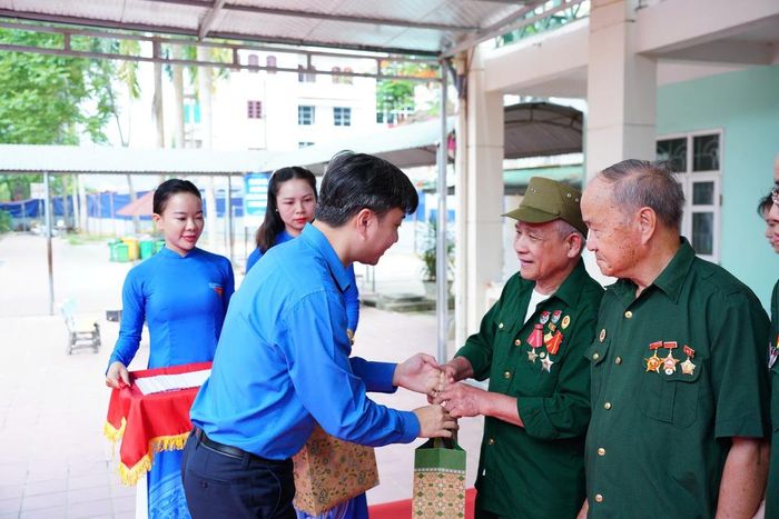 Ông Nguyễn Minh Triết, Bí thư Thường trực Ban Chấp hành Trung ương Đoàn, Chủ tịch Trung ương Hội Sinh viên Việt Nam, trao quà cho thương binh, bệnh binh tại buổi lễ. Ảnh: LS