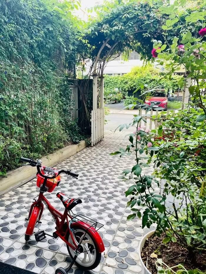 Thân Thúy Hà vốn là người yêu thiên nhiên nên đã biến tổ ấm của mình thành một không gian ngập tràn sắc xanh của cây cối và hoa lá. Trên trang cá nhân, nữ diễn viên thường xuyên chia sẻ những hình ảnh về khuôn viên nhà ở được chăm chút tỉ mỉ với nhiều loại cây và hoa rực rỡ