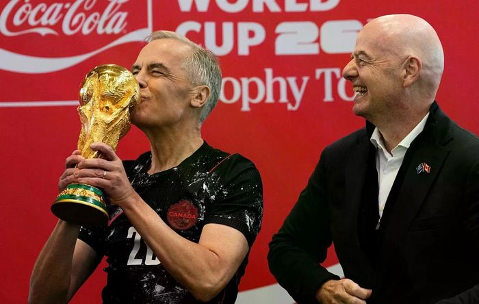 Thủ tướng Canada Mark Carney và chiếc cúp FIFA World Cup, đứng bên cạnh Chủ tịch FIFA Gianni Infantino