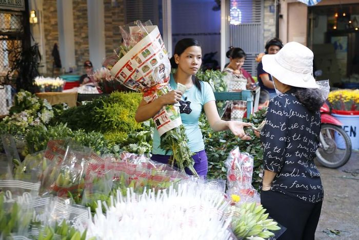 Chợ hoa Hồ Thị Kỷ (phường Vườn Lài) nổi tiếng là chợ hoa đầu mối lớn nhất TP.HCM. Ảnh: Trung Dũng