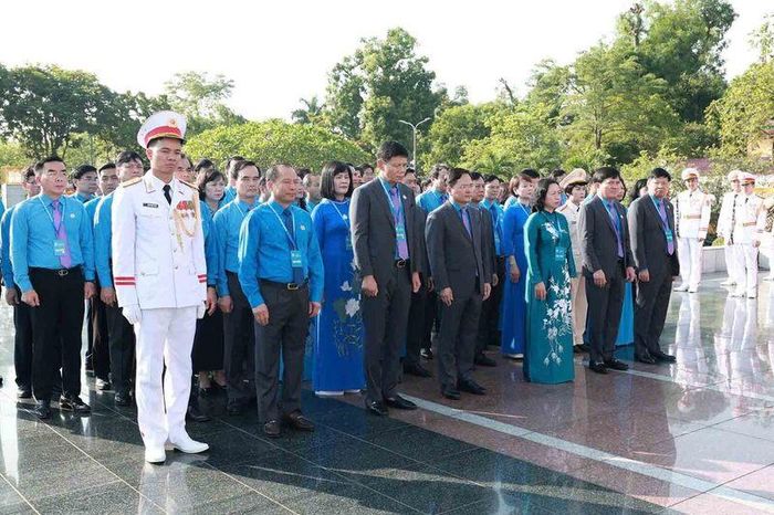 Đồng chí Nguyễn Anh Tuấn, Ủy viên Trung ương Đảng, Chủ tịch Tổng Liên đoàn Lao động Việt Nam, cùng các đồng chí trong Đoàn Chủ tịch Tổng Liên đoàn Lao động Việt Nam và các đại biểu dự Đại hội XIV Công đoàn Việt Nam. Ảnh: Hải Nguyễn